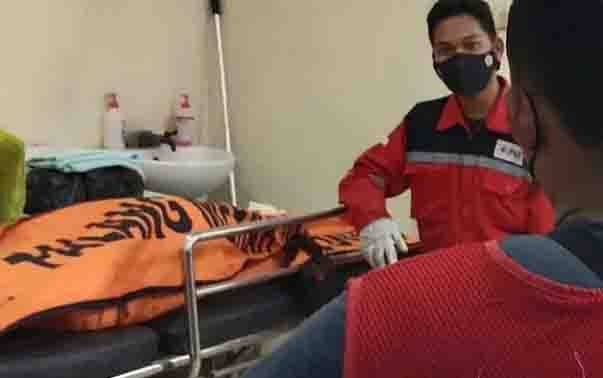 Evakuasi mayat tanpa kepala ke Rumah Sakit Umum Daerah (RSUD) dr Murjani Sampit.