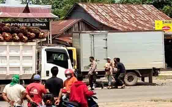 Tangkapan layar - proses pertolongan korban kecelakaan antara mobil boks dan motor di jalan Trans Kalimantan, Kecamatan Pangkalan Banteng.