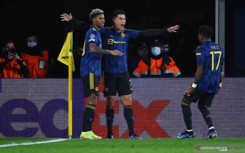 Cristiano Ronaldo (tengah) melakukan selebrasi usai mencetak gol dalam pertandingan Grup F Liga Champions lawan Villarreal pada 24 November 2021. (foto : ANTARAAFP/JOSE JORDAN)