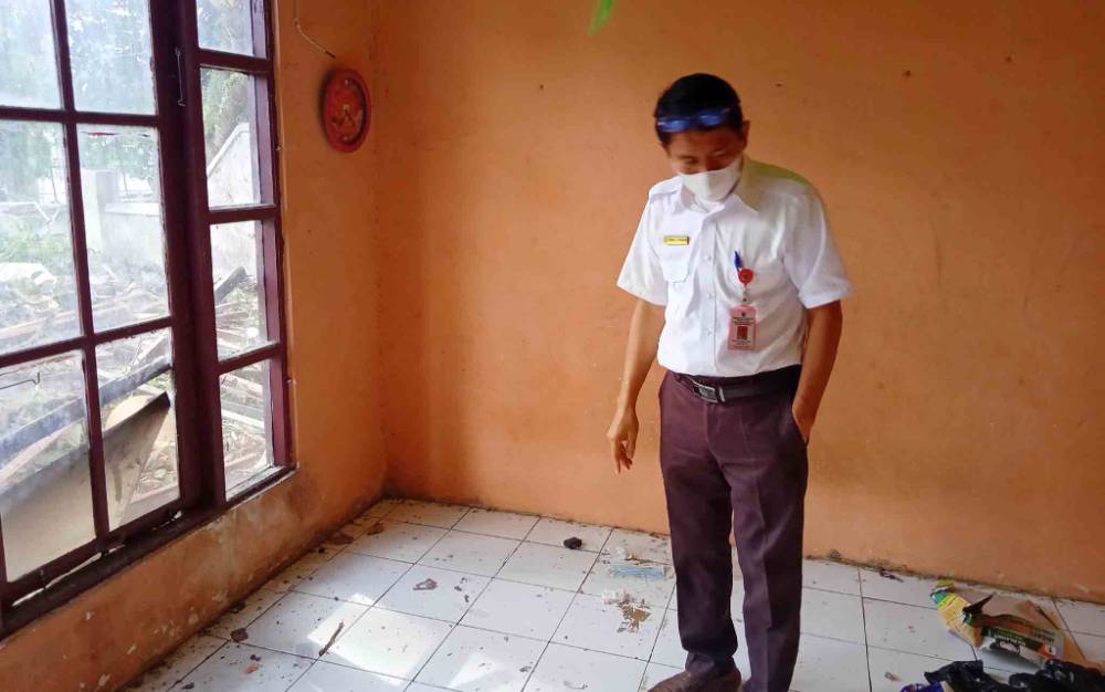 Kepala Dinas PUPR Perkim Kabupaten Barito Timur, Yumail J Paladuk saat memeriksa bangunan rumah jabatan Ketua PN Tamiang Layang yang sedang direhabilitasi