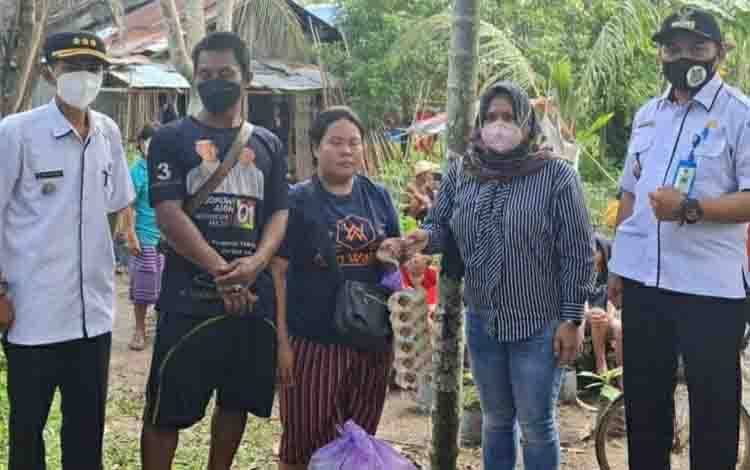 Anggota DPRD Kapuas, Devi Putri Ajahra saat menyerahkan bantuan sembako kepada korban kebakaran rumah di Handel Bere Kelurahan Selat Utara, Rabu 24 November 2021