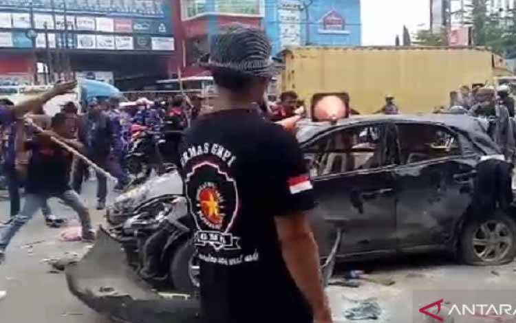 Perusakan mobil dalam bentrokan Ormas di Karawang