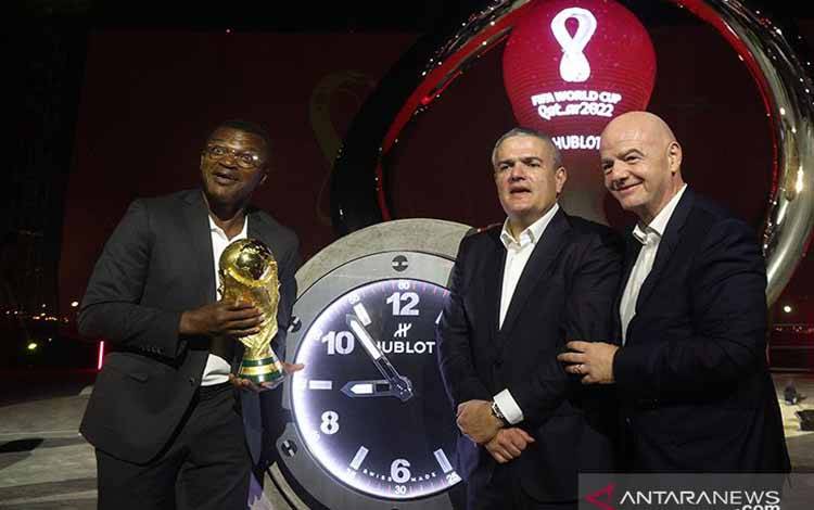 Mantan pesepak bola Prancis Marcel Desailly, CEO Hublot Ricardo Guadalupe dan Presiden FIFA Gianni Infantino berpose bersama jam Piala Dunia dalam acara satu tahun sebelum kickoff Piala Dunia Qatar 2022, di Corniche Fishing Spot, Doha, Qatar, pada Minggu (21/11/2021)