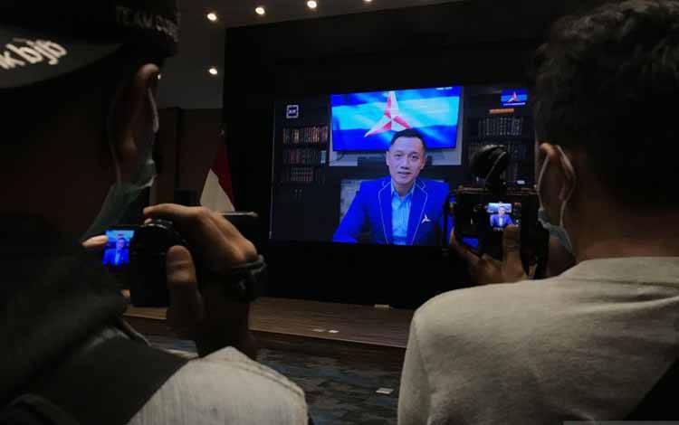 Ketua Umum DPP Partai Demokrat Agus Harimurti Yudhoyono (AHY) menyampaikan keterangan pers lewat rekaman video yang disiarkan di Kantor DPP Partai Demokrat, Jakarta, Rabu (24/11/2021)