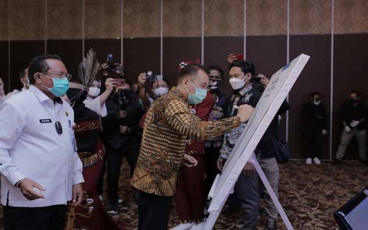 Penandatanganan kanvas komitmen bersama dukungan terhadap UMKM go-digital di Kalimantan Tengah melalui belanjakalteng.com