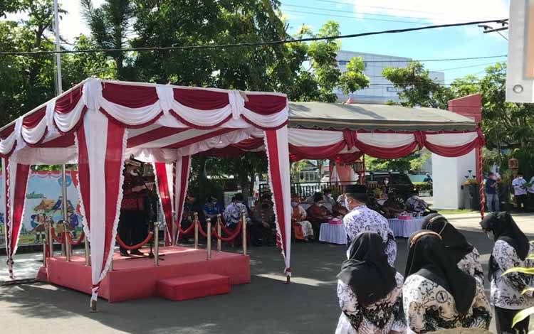 Upacara peringatan HUT ke-76 PGRI dan Hari Guru Nasional di halaman kantor Dinas Pendidikan Kabupaten Kapuas, Kamis 25 November 2021