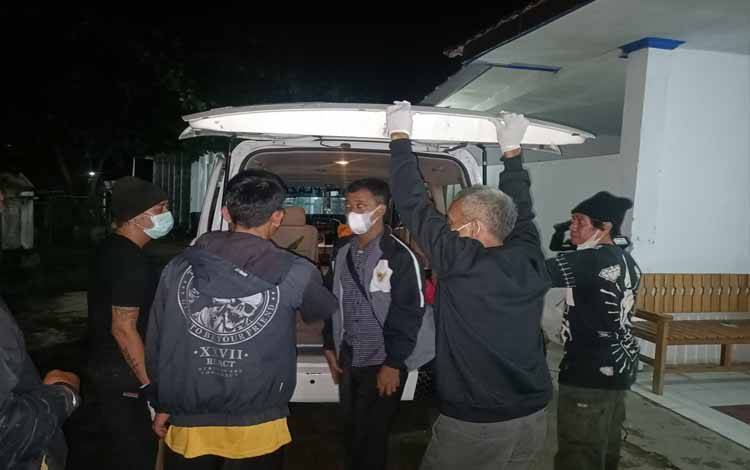 Korban saat dibawa ke kamar mayat RSUD Jaraga Sasameh Buntok