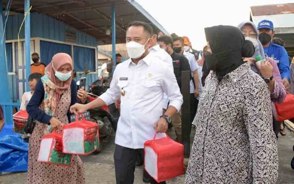 Wali Kota Palangka Raya, Fairid Naparin mendampingi Menteri Sosial Tri Rismaharini memberikan bantuan kepada warga terdampak banjir