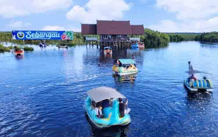Aktivitas warga menggunakan perahu bebek berwisata di Dermaga Kereng Bangkirai 
