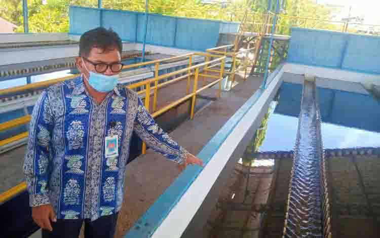 Direktur PDAM Kota Palangka Raya, Budi Harjono menunjukan penampungan air dalam proses penyulingan