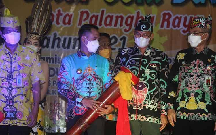 Ketua Komisi C DPRD Kota Palangka Raya Beta Syailendra saat menghadiri kegiatan gelar seni budaya