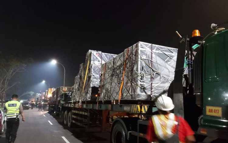 Proses pengiriman logistik WSBK menuju Bandara Lombok