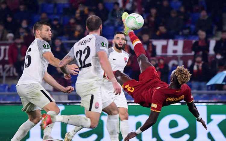 Tammy Abraham sesaat sebelum mencetak gol keempat AS Roma dalam pertandingan Liga Conference Europa lawan Zorya Luhansk, Jumat 26 November 2021