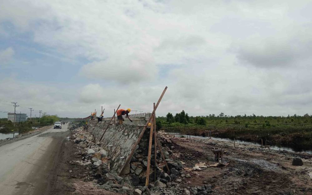 Pembangunan jembatan di Jalan Trans Kalimantan, Kecamatan Kahayan Tengah sudah mulai kembali di kerjakan, Jumat 26 November 2021.