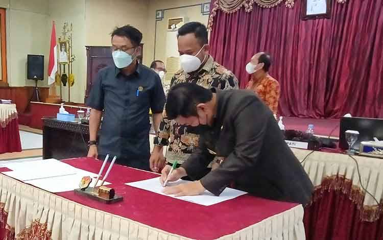 Bupati Barito Timur, Ampera AY Mebas bersama pimpinan DPRD menandatangani berita acara persetujuan bersama Raperda APBD 2022.