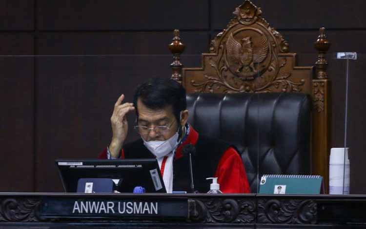 Ketua Majelis Hakim Konstitusi (MK) Anwar Usman memimpin sidang putusan gugatan Undang-Undang Nomor 11 Tahun 2020 tentang Cipta Kerja yang diajukan kelompok buruh di Mahkamah Konstitusi, Jakarta, Kamis (25/11/2021)