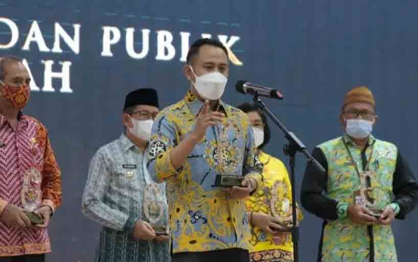 Wali Kota Palangka Raya, Fairid Naparin menyampaikan seremoni saat penganugrahan keterbukaan informasi badan publik