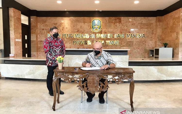 Kepala BKN Bima Haria Wibisana (kanan) didampingi Kepala BPSDM Jatim Aries Agung Paewai di sela kunjungannya ke Gedung BPSDM Jatim di Surabaya, Sabtu (27/11/2021). (FOTO ANTARA/Fiqih Arfani)