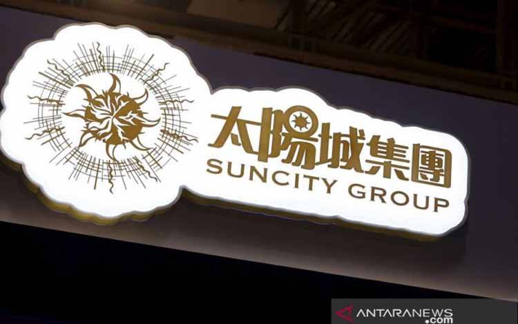 Logo pengelola junket Makau, Suncity Group, terlihat di pameran game di Makau, China, 2015