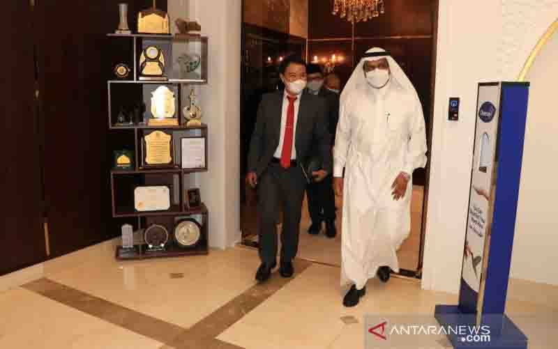 Direktur Jenderal Penyelenggaraan Haji dan Umrah (PHU) Kementerian Agama RI Hilman Latief (kiri) saat mengunjungi Arab Saudi untuk menuntaskan pembahasan skenario penyelenggaraan umrah di masa pandemi. (foto : ANTARA/HO-Kemenag)