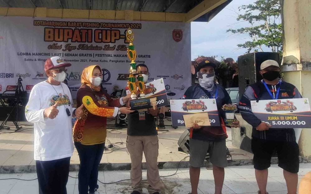 Bupati Kobar, Nurhidayah menyerahkan hadiah kepada pemerang lomba pada "Kotawaringin Barat Fishing Tournament 2021 Bupati Cup", MInggu, 28 November 2021.