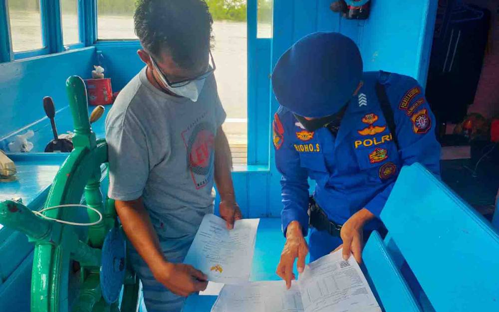 Pemeriksaan dokumen kapal yang sandar di Dermaga Kuala Pembuang.