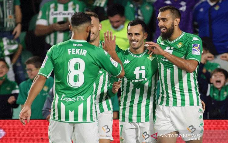 Penyerang Real Betis Juanmi merayakan gol dengan rekan setimnya dalam pertandingan liga Spanyol lawan Levante pada 28 November 2021. ANTARA/Reuters Connect/DAX Images
