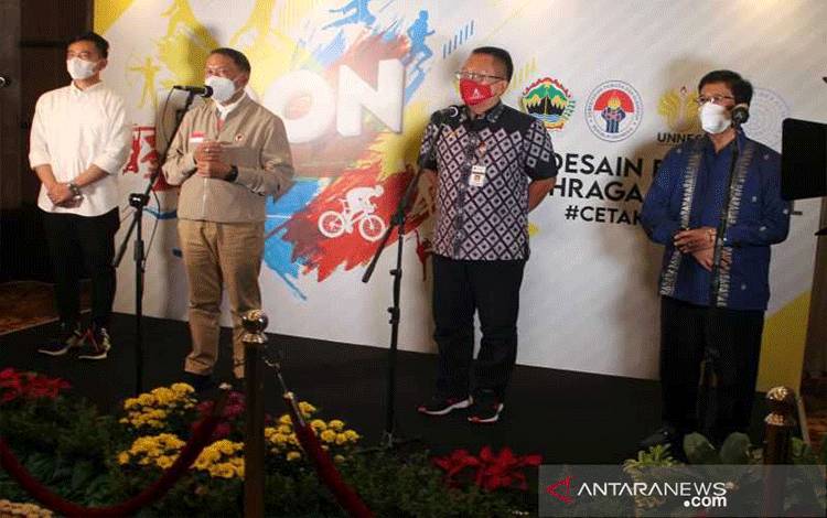 Menteri Pemuda dan Olahraga (Menpora) Zainudin Amali (dua dari kiri), didampingi Kepala Dinas Pemuda, Olahraga dan Pariwisata Provinsi Jawa Tengah Sinung N. Rachmadi (dua dari kanan), Wali Kota Surakarta Gibran Rakabuming Raka (paling Kiri), dan Rektor UNS Surakarta Prof Jamal Wiwoho (Kanan) usai membuhka sosialisasi DBON di Hotel Sunan Solo, Minggu (28/11/2021). ANTARA/Bambang Dwi Marwoto.