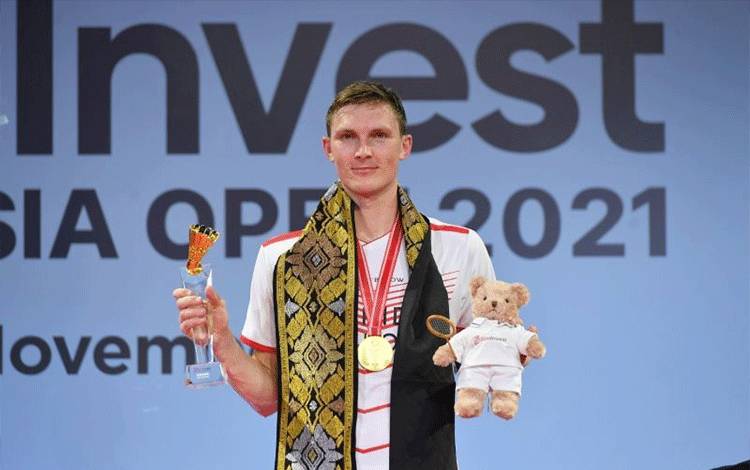 Pebulu tangkis Denmark Viktor Axelsen menjadi juara Indonesia Open 2021 setelah mengalahkan pemain Singapura Loh Kean Yew 21-13, 9-21, 21-13 pada final di Bali International Convention Center, Nusa Dua, Minggu (28/11/2021). (ANTARA/HO/Humas PBSI)