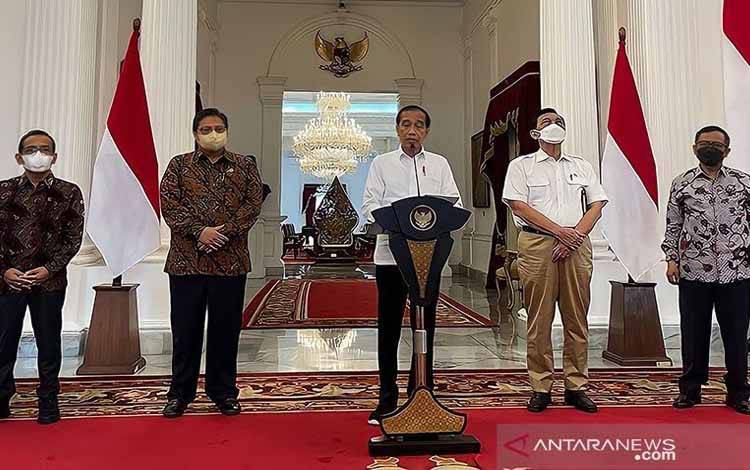 Presiden RI Joko Widodo (tengah) dalam keterangan pers soal UU Cipta Kerja di Istana Merdeka, Jakarta, Senin (29/11/2021)