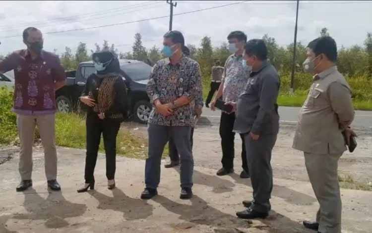 Ketua DPRD Kalteng, Wiyatno Bersama anggota lainnya saat meninjau akses jalan baru penghubung Pulang Pisau - Gunung Mas