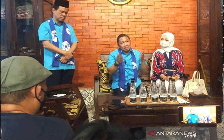 Ketua Umum Partai Gelora Anis Matta (kedua kanan) saat memberi keterangan kepada media, di Cirebon, Jawa Barat, Senin (29/11/2021). ANTARA/Khaerul Izan