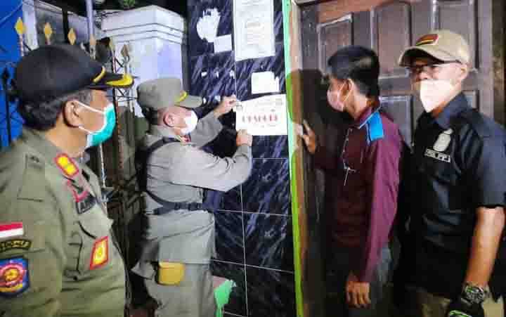 Tim Satpol PP Kabupaten Katingan mencabut segel disejumlah cafe di Km 19 Kereng Pangi setelah pengusaha cafe membayar retribusi