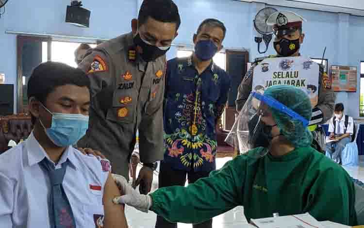 Vaksinasi siswa SMA di Sampit yang dilakukan oleh kepolisian beberapa waktu lalu