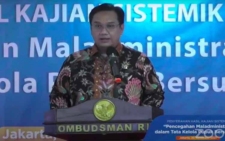 Anggota Ombudsman RI Yeka Hendra Fatika dalam Penyerahan Hasil Kajian Sistemik Ombudsman RI "Pencegahan Maladministrasi dalam Tata Kelola Pupuk Bersubsidi" secara virtual, Jakarta, Selasa (30/11/2021)
