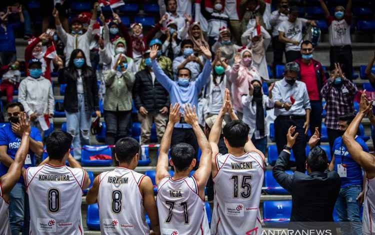 Pemain Indonesia menyapa pendukung yang hadir dalam laga kedua kualifikasi Piala Dunia FIBA 2023 zona Asia melawan Lebanon di Gelanggang Olahraga Nouhad Nawfal, Zouk Mikael, Senin (29/11/2021) malam WIB. Dalam pertandingan ini, skuad Merah Putih kalah dari Lebanon dengan skor 64-110