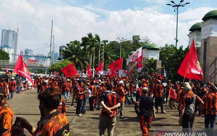 Massa Pemuda Pancasila (PP) melakukan unjuk rasa di depan Gedung DPR/DPD/MPR, Jakarta, Kamis (25/11/2021)