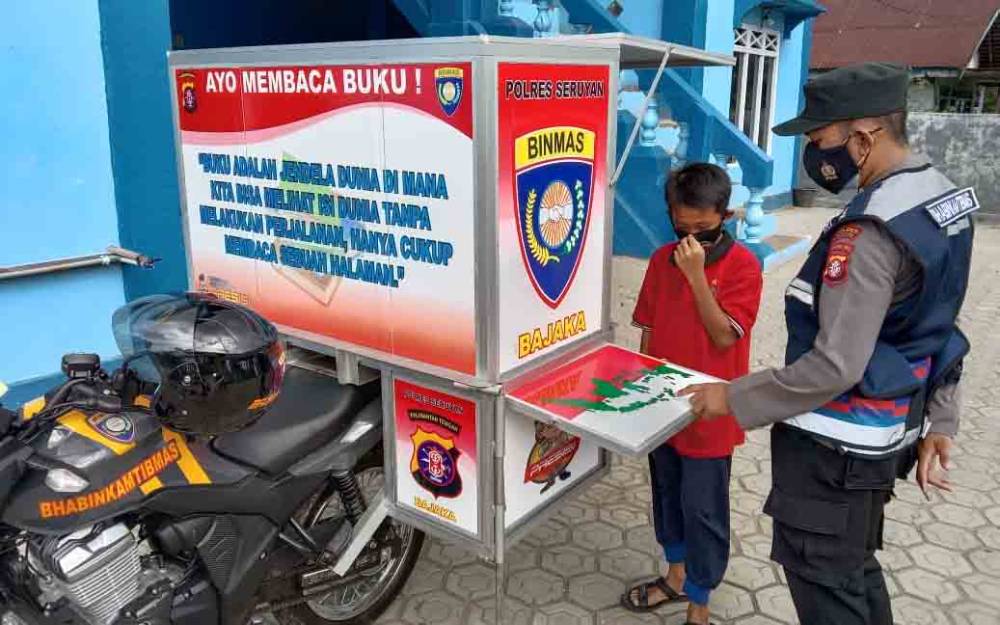 Personel Sat Binmas Polres Seruyan dengan kendaraan Bajaka menyambangi LKSA Hajjah Mas Kacil Kuala Pembuang