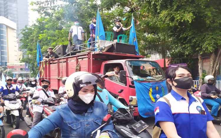 Ribuan buruh dari berbagai elemen di Jawa Timur menuju Gedung Negara, Grahadi, Kota Surabaya, Selasa (30/11/202), guna menggelar aksi menuntut kenaikan upah minimum kota/kabupaten (UMK)