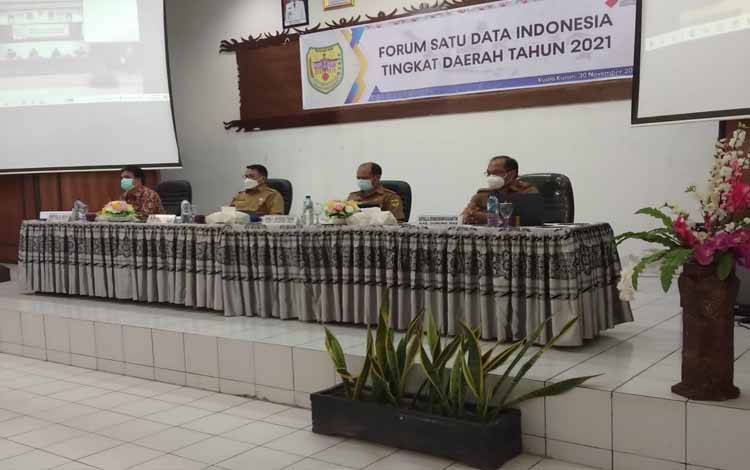 Asisten II Setda Gumas, Richard (kedua dari kiri) dan lainnya saat acara Forum Satu Data Indonesia Tingkat Daerah di aula Bappedalitbang, Selasa 30 November 2021