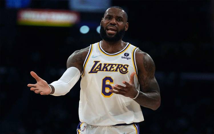 Forward Los Angeles Lakers LeBron James saat bertanding melawan Detroit Pistons di Staples Center, Los Angeles, California, 28 Oktober 2021. ANTARA/REUTERS/USA TODAY Sports/Kirby Lee