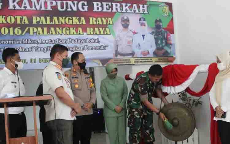 Dandim Palangka Raya memukul gong peluncuran kampung berkah di Kelurahan Kalampangan