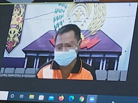 Terdakwa saat menjalani sidang virtual di Pengadilan Negeri Palangka Raya