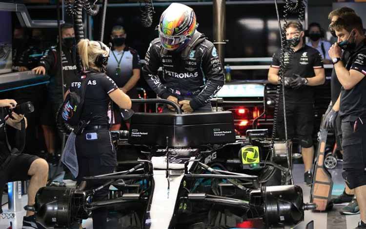 Pebalap tim Mercedes Lewis Hamilton di sesi latihan bebas Grand Prix Qatar, Sirkuit Internasional Losail. (19/11/2021) 