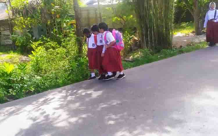 Sejumlah murid SD pulang sekolah berjalan kaki di Sampit, Kotawaringin Timur