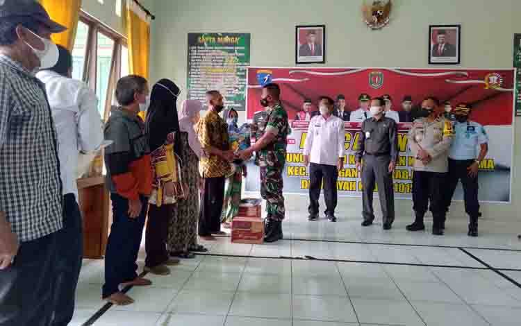 PABUNG 1015 Kodim Sampit Letkol Inf Supriyanto memberikansembako kepada lansia pada pencanangan kampung berkah