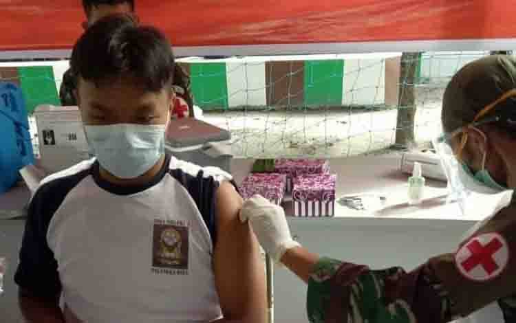 Pelajar di Kota Palangka Raya saat menerima suntikan vaksin Covid-19 dalam program vaksinasi massal  