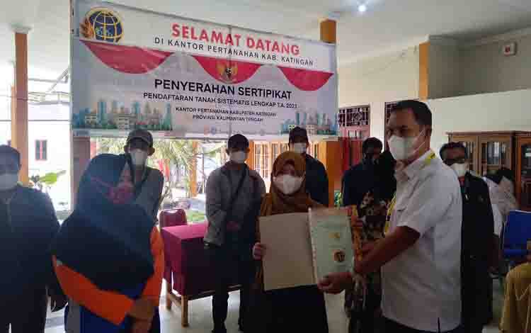 Kepala Kantor Pertanahan Kabupaten Katingan, M Zubaidi Noor menyerahkan sertifikat tanah secara simbolis kepada warga Dahian Tunggal