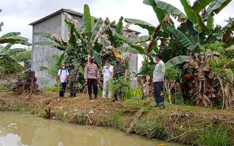 Pabung Kodim 1012 Buntok Mayor Inf Tubagus Abdul Halim didampingi Kapolsek Dusun Tengah, Camat Raren Batuah dan Kades Sibung meninjau kolam ikan milik warga di RT 02 Desa Sibung