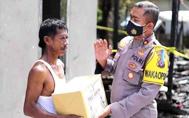 Wakapolres Kobar Kompol Boni Ariefianto memberikan bantuan kepada korban kebakaran
